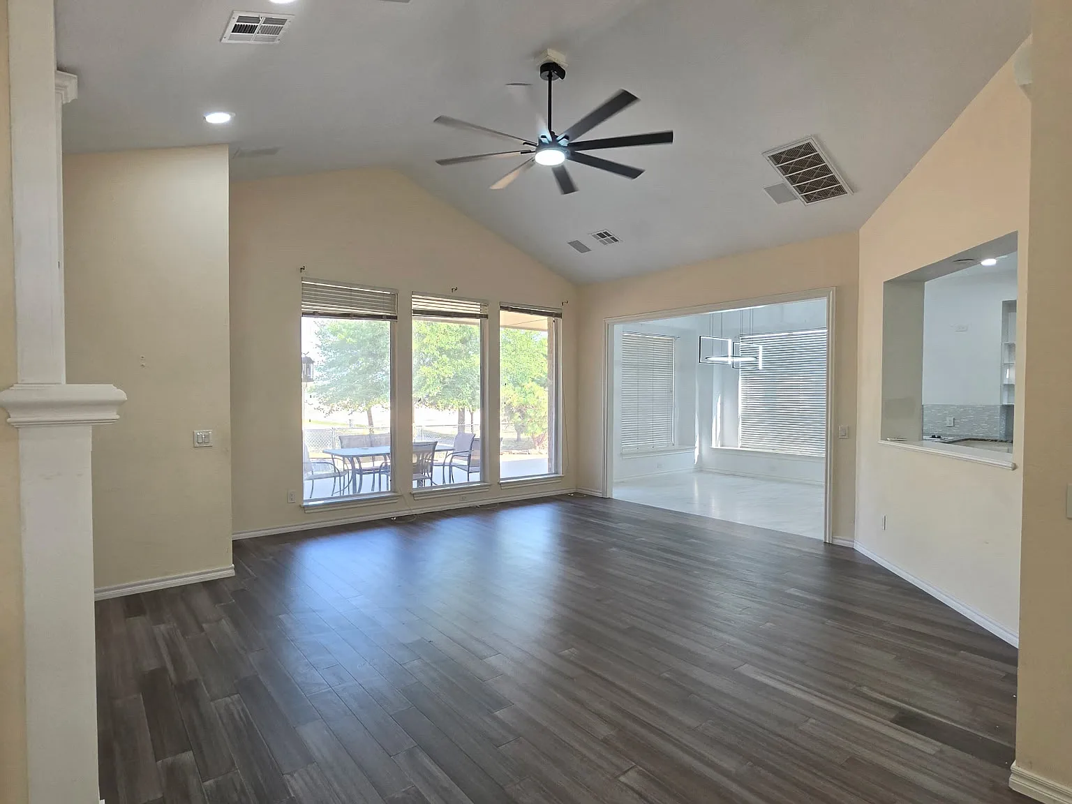 3 bed, 2.5 bath, 2400 sqft, $2,200 — Photo 4