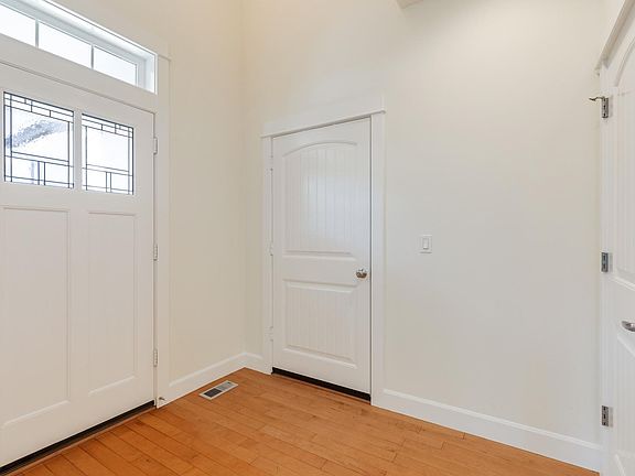 Entry Way - Photo from 2019 prior to current tenants - To be in like condition
