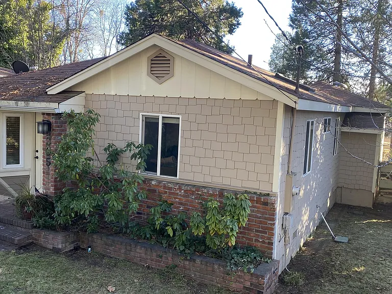 305 Perry St — Photo 1