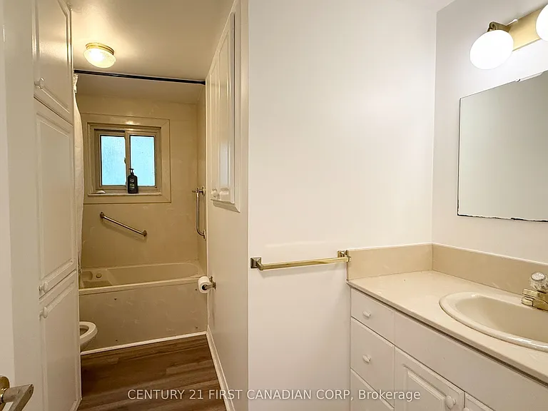 80 Rollscourt Pl — Photo 16