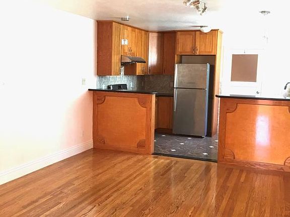 2nd image of 3232 Taraval St APT 7