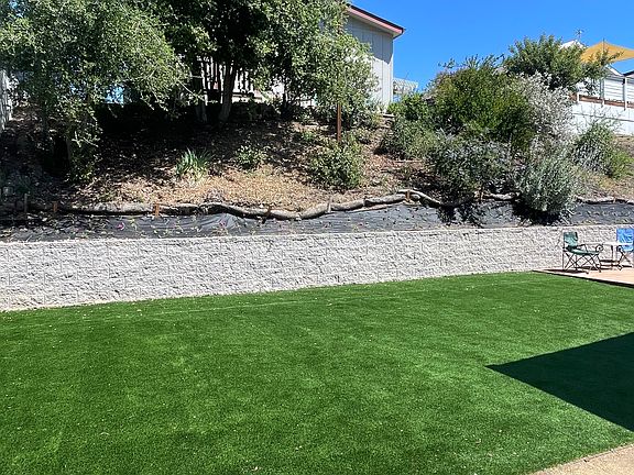 side and backyard astroturf and synthetic grass