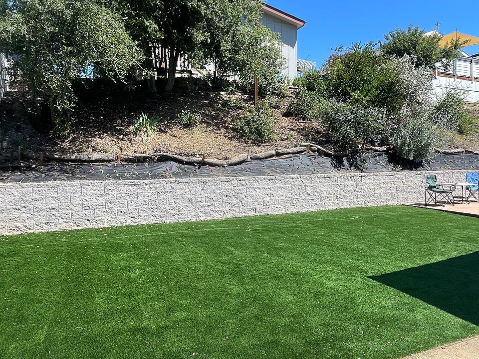 side and backyard astroturf and synthetic grass