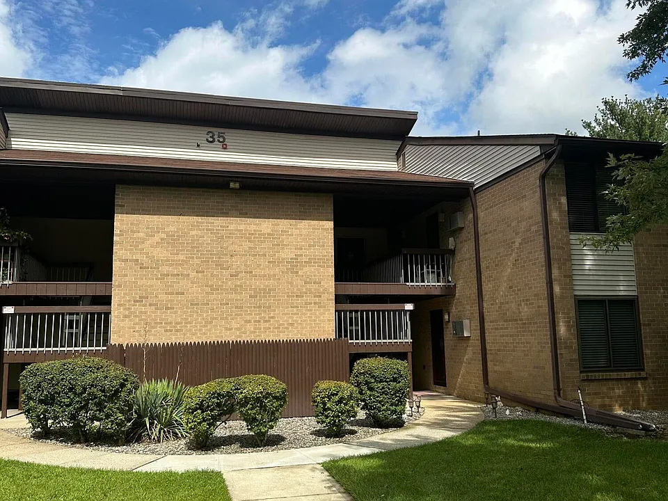 35 Amberly Dr #J