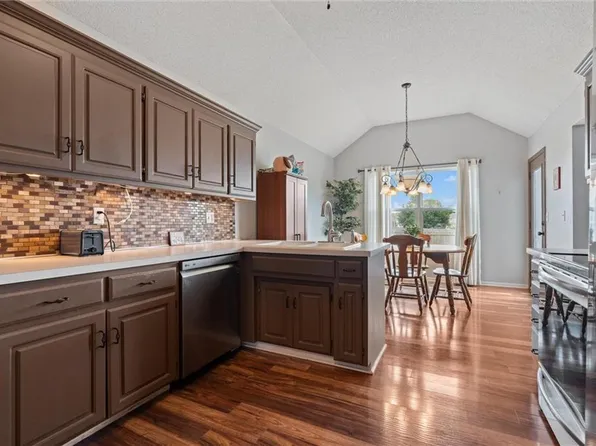 960 E Pumpkin Ridge St, Gardner, KS 66030