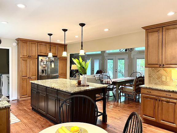 4th image of 80 Stillwaters Grv