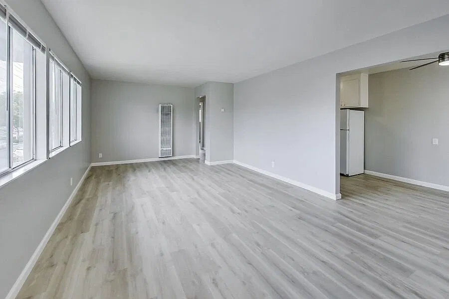 Spacious and modern two bedroom with parking included! — Photo 2