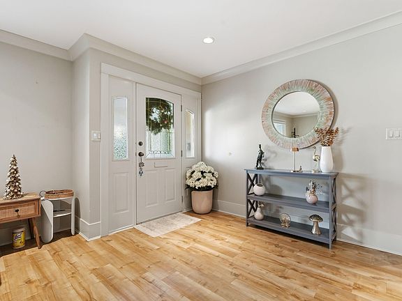 4th image of 2435 Rideau St