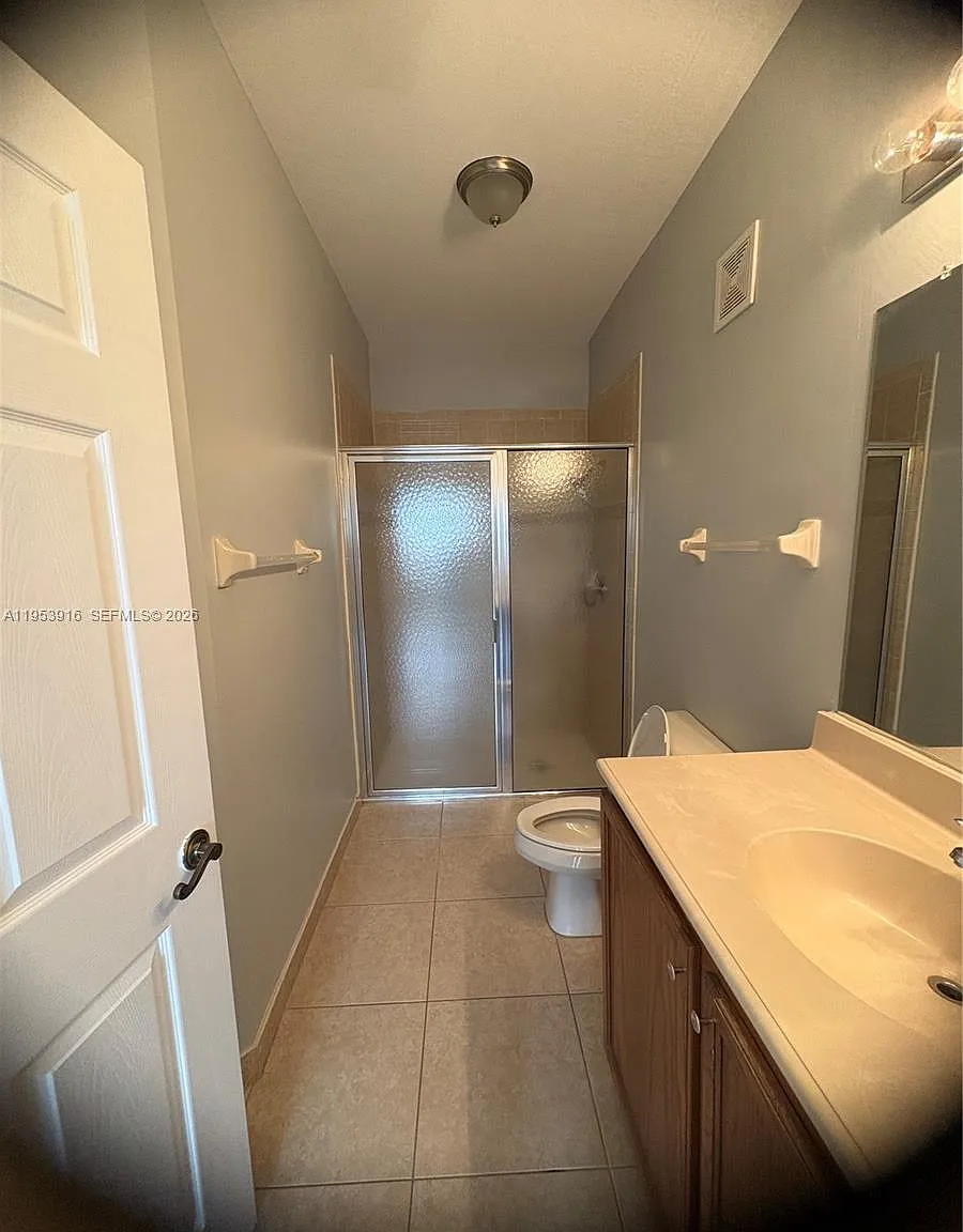 3 bed, 1150 sqft, $2,400 — Photo 4