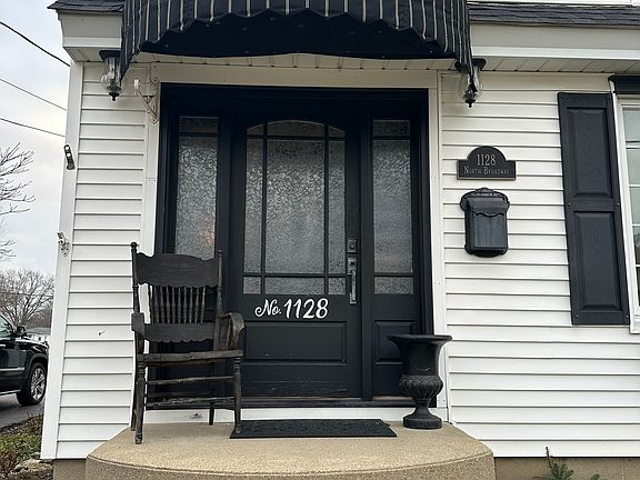 4th image of 1128 N Broadway St