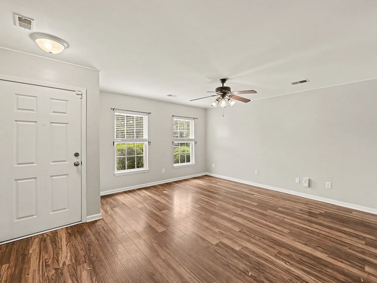 3 bed, 1376 sqft, $2,100 — Photo 4