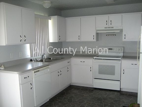 3rd image of 32 Hemlock Radial Dr