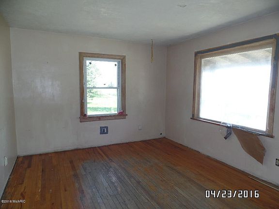 3rd image of 901 E North St