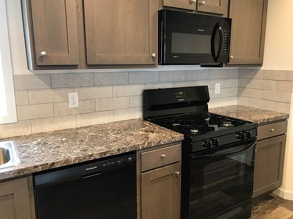 4th image of 228 Golfview Ct #142