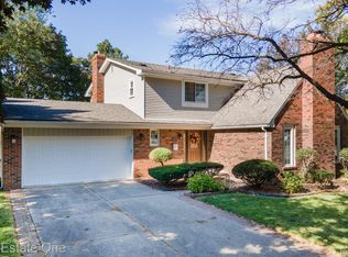 4995 Stoddard Dr, Troy, MI 48085