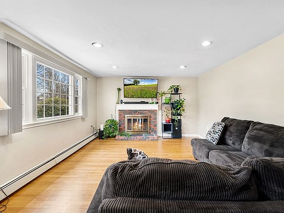 2nd image of 60 Sheridan St