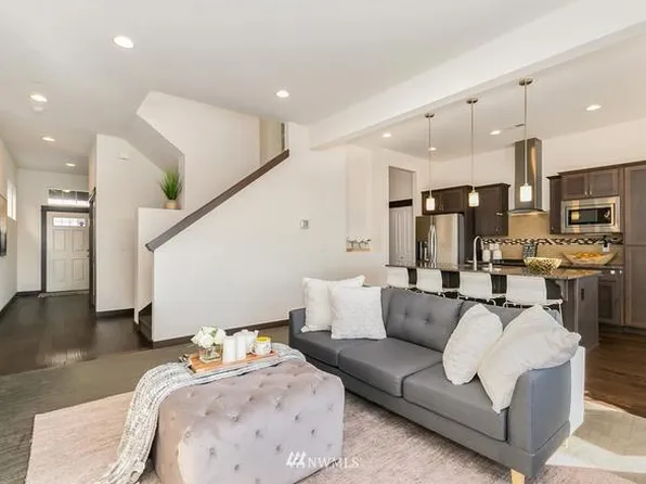 8425 169th Pl NE #102, Redmond, WA 98052