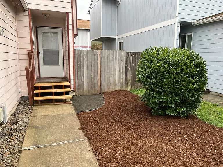 3113 NE Flintlock Pl — Photo 4