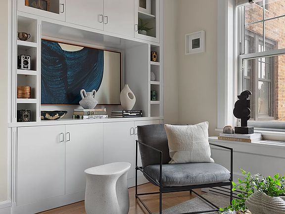 3rd image of 27 W 72nd St #808