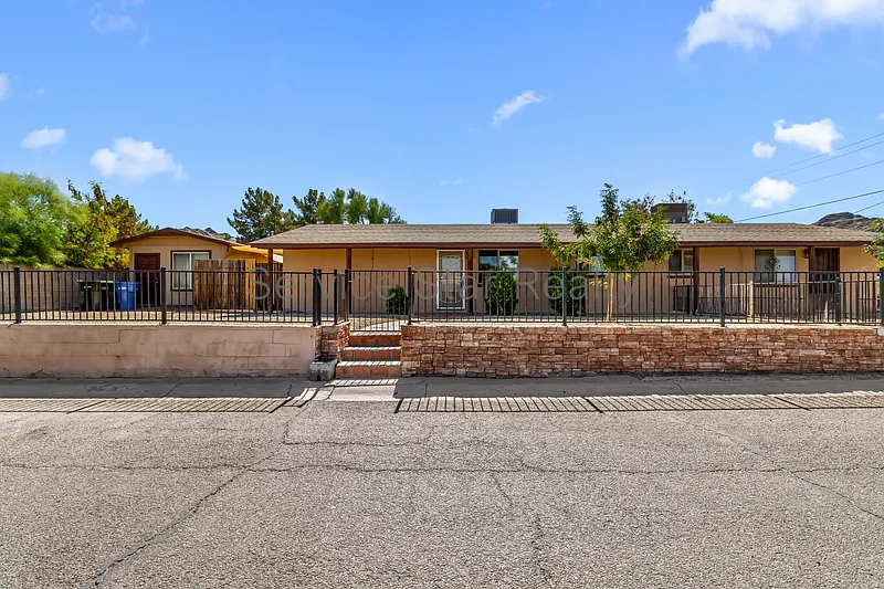 3 bed, 1.0 bath, 1100 sqft, $1,399 — Photo 2