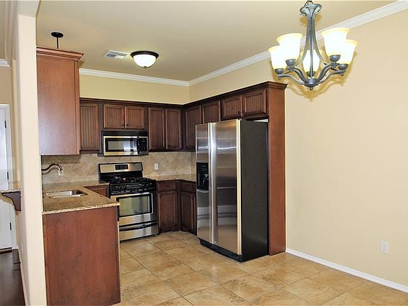 5th image of 13703 Oxford Dr