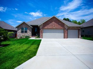 877 E Striper Dr, Nixa, MO 65714