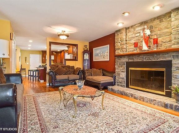 3rd image of 410 Garden Cir