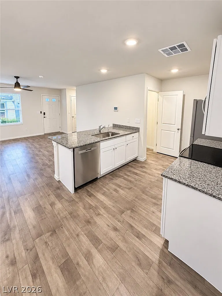 3 bed, 2.5 bath, 1301 sqft, $2,050 — Photo 1