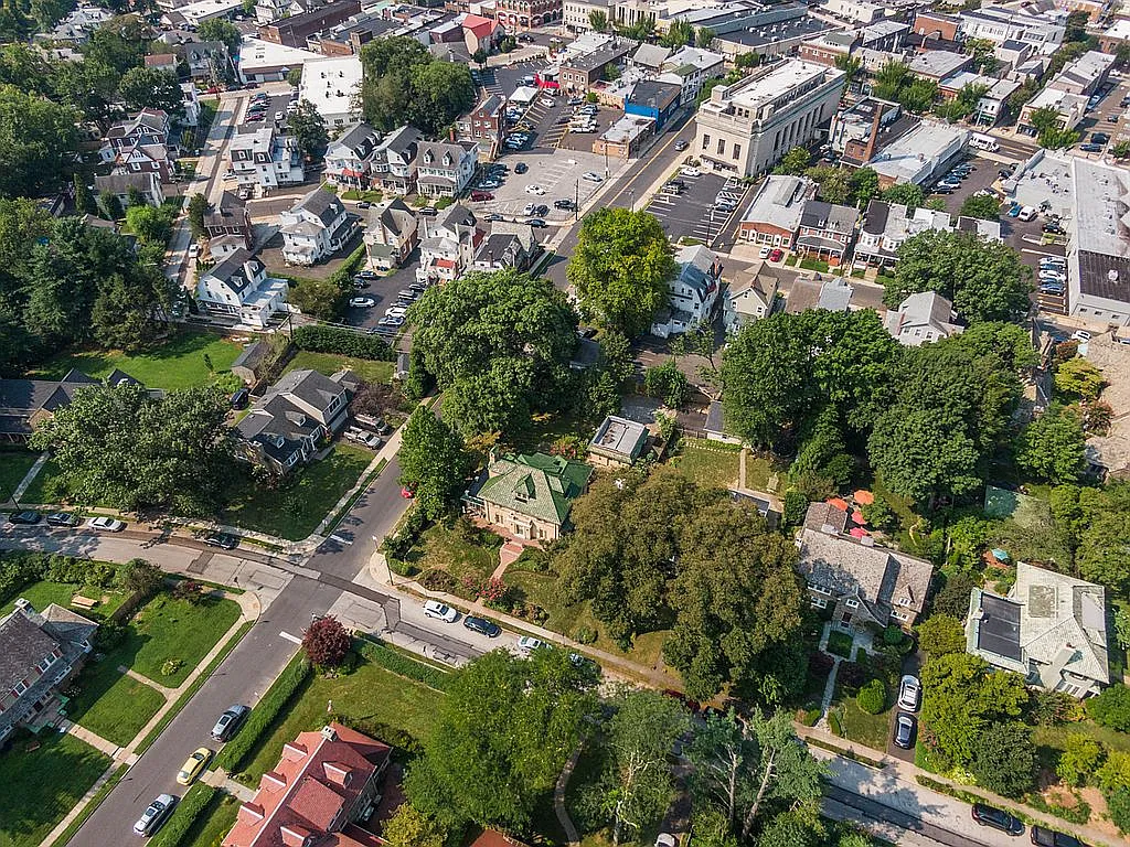 401 Vernon Rd photo 1