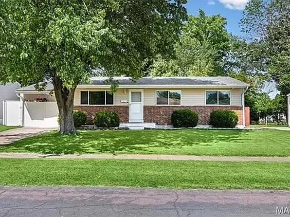 1135 Kostka Ln, Florissant, MO 63031