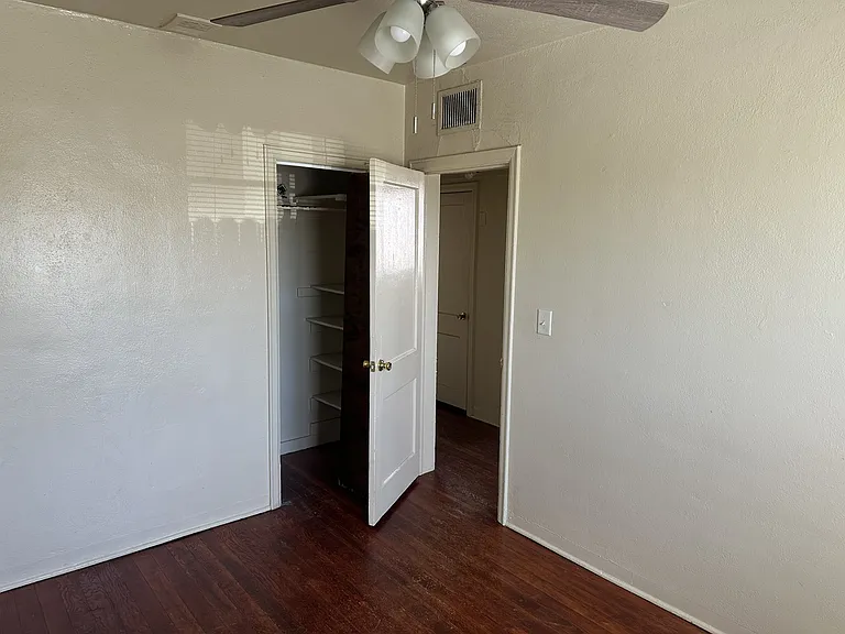 404 E Adams St — Photo 7
