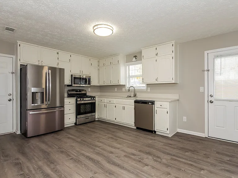 915 Walnut Creek Ln — Photo 5