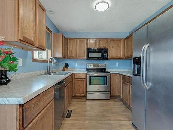 4th image of 706 Headley Ct