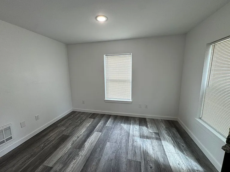 583 1/2 N Main St — Photo 5