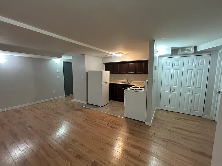 499 Osborne St #B — Photo 4