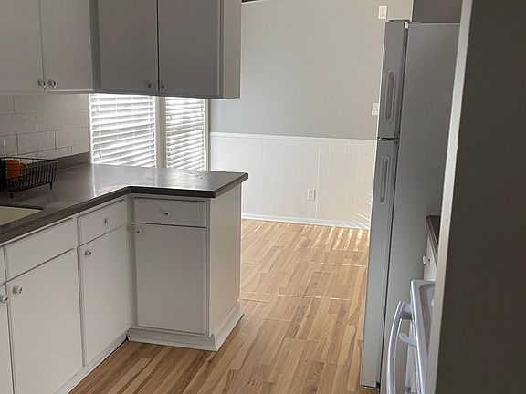 4th image of 131 Douglas Dr