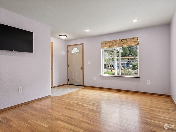4th image of 9825 Overlook Drive NW