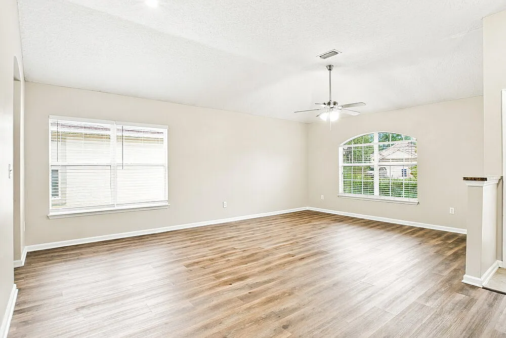 4 bed, 2.0 bath, 1954 sqft, $2,245 — Photo 4