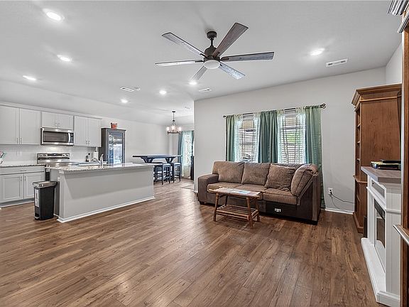 4th image of 613 S Smith Ave