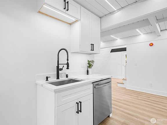 5th image of 141 E Ashwood Lane