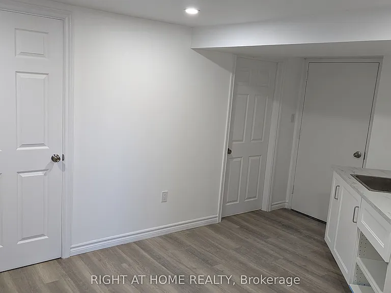 43 Glenayr Pl #LOWER — Photo 10