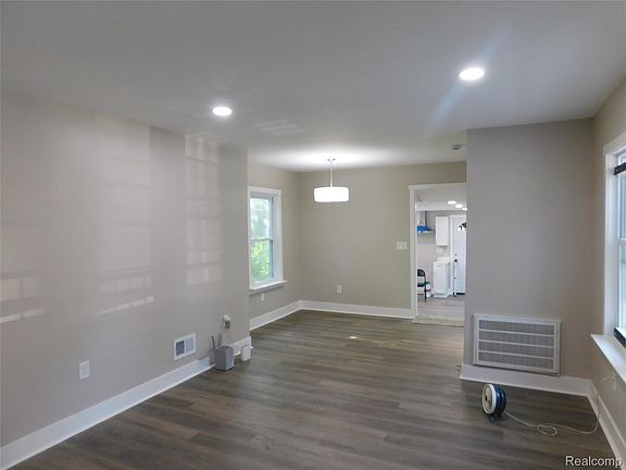 5th image of 14919 Rochelle St