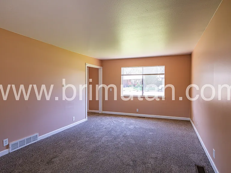1561 E Delaware Ln — Photo 7