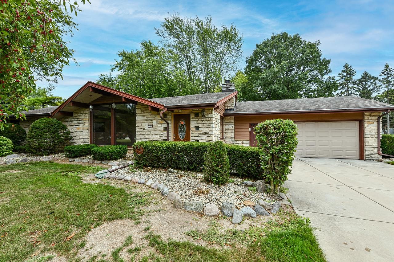 2111 West Cedar STREET, Oak Creek, WI 53154 | Zillow