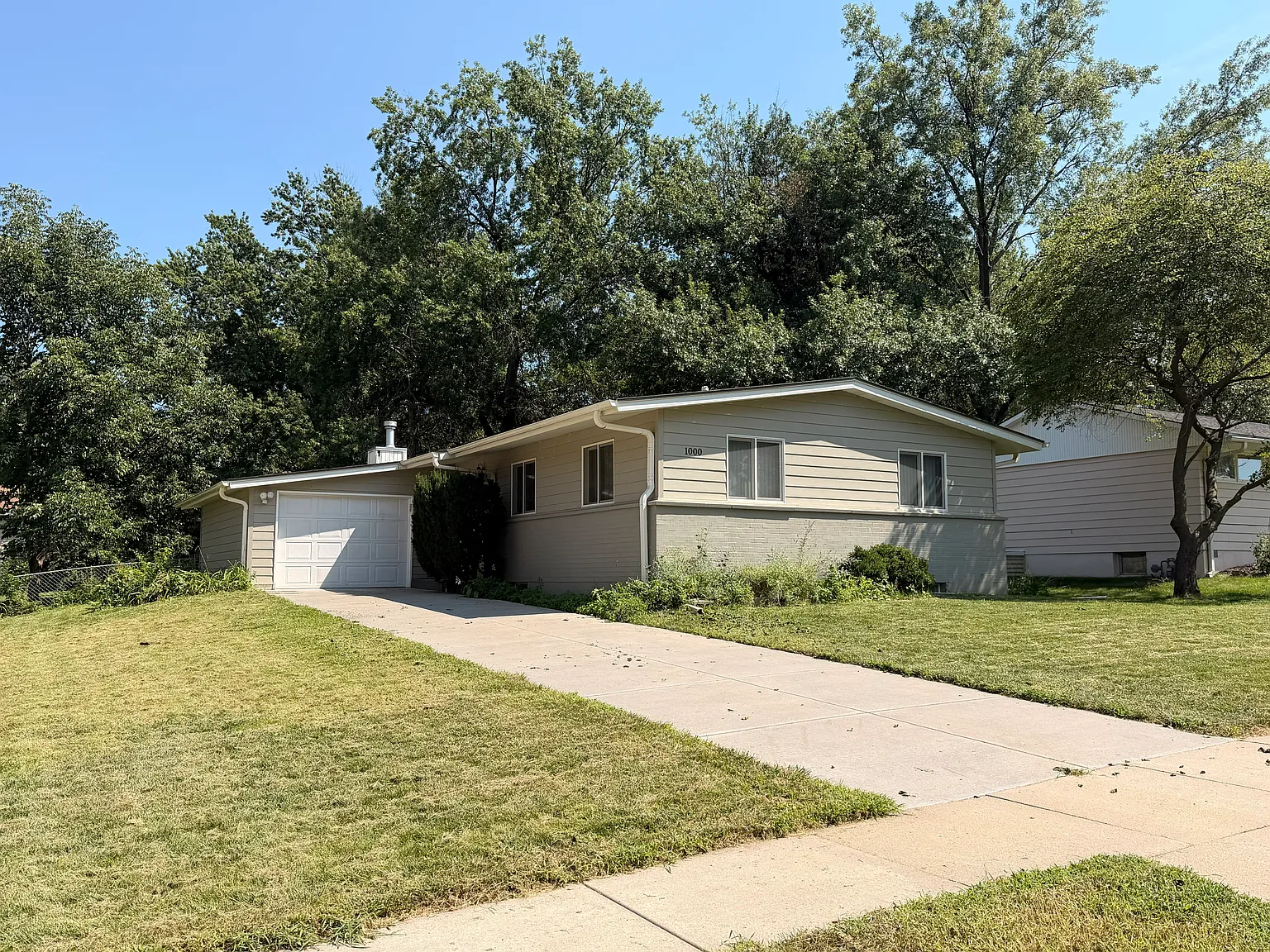 3 bed, 2.5 bath, 1900 sqft, $2,100 — Photo 1