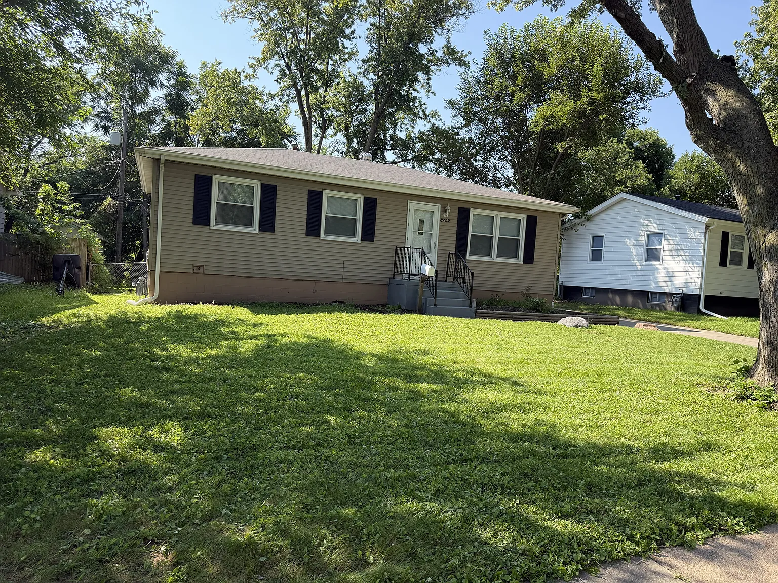 3 bed, 936 sqft, $2,000 — Photo 2
