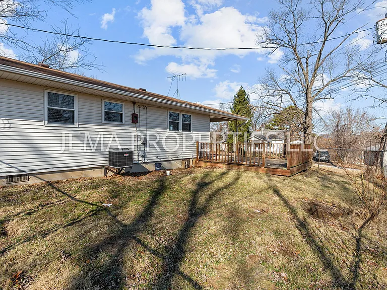 130 E Oak St — Photo 3