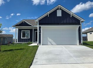 27010 E Dogwood Ln, Lake Lotawana, MO 64086