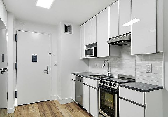 3rd image of 315 W 57th St APT 9F
