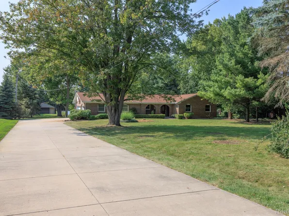 24633 Dinser Dr, Novi, MI 48374